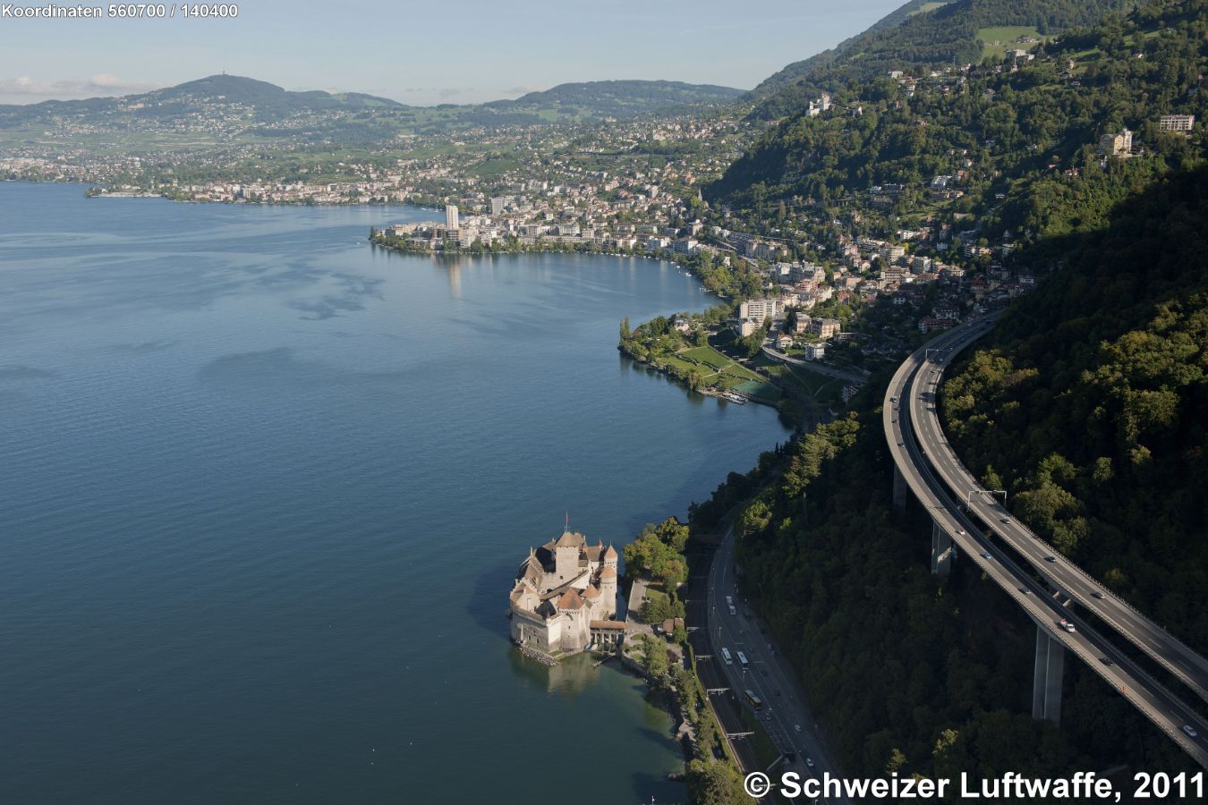 Château de Chillon (Position 2'560'722.17, 1'140'461.63). Siedlung nordwärts (an der Autobahn A1/A9): Territet. Bildmitte hinten: Montreux. Weiter NW-wärts: Clarens, dahinter am oberen Bildrand links: Mont Pélerin.